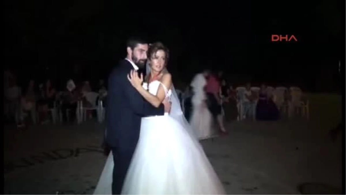 Bursa Darbe Girişimi Yüzünden Yabancı Damat Gelemeyince Gelin Düğünde Tek Başına Oynadı