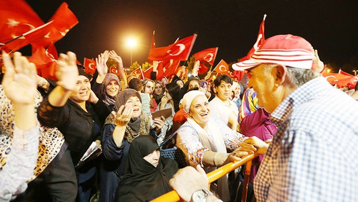 Cumhurbaşkanı Sokağa Çıkın Dedi, Kendimizi Dışarı Attık