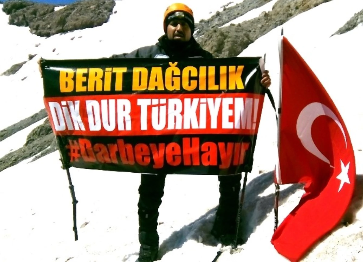 Dağcılar Darbecileri Erciyes\'in Zirvesinden Lanetledi