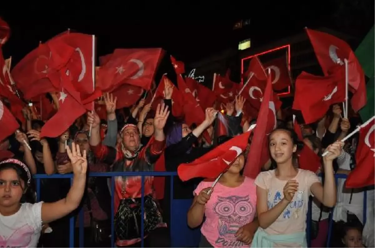 Demokrasi Nöbeti Tutan İzmirliler Cumhurbaşkanı Erdoğan\'ın Canlı Bağlantısını Bekliyor