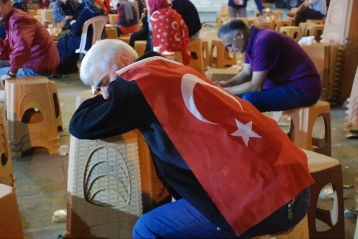 Demokrasi Nöbeti Tutan Tokatlılar Meydanlarda Sabahlıyor