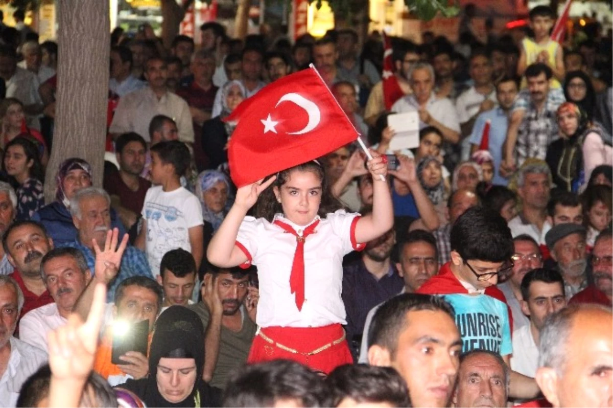 Elazığ\'da Demokrasi Nöbeti Devam Ediyor