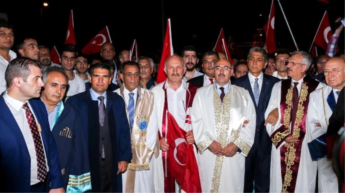 Fsmvü Rektörü Prof. Dr. Musa Duman, Darbe Girişimini Protesto Yürüyüşüne Katıldı