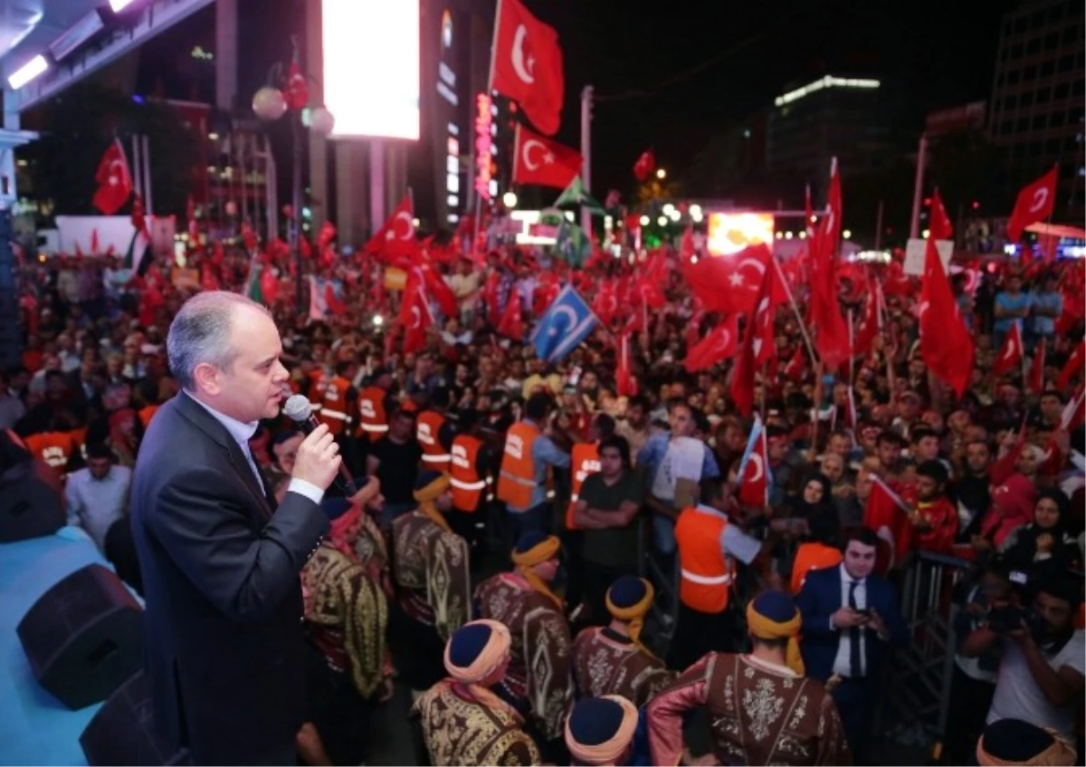 Gençlik ve Spor Bakanı Kılıç, Ankara\'da Demokrasi Nöbetine Katıldı