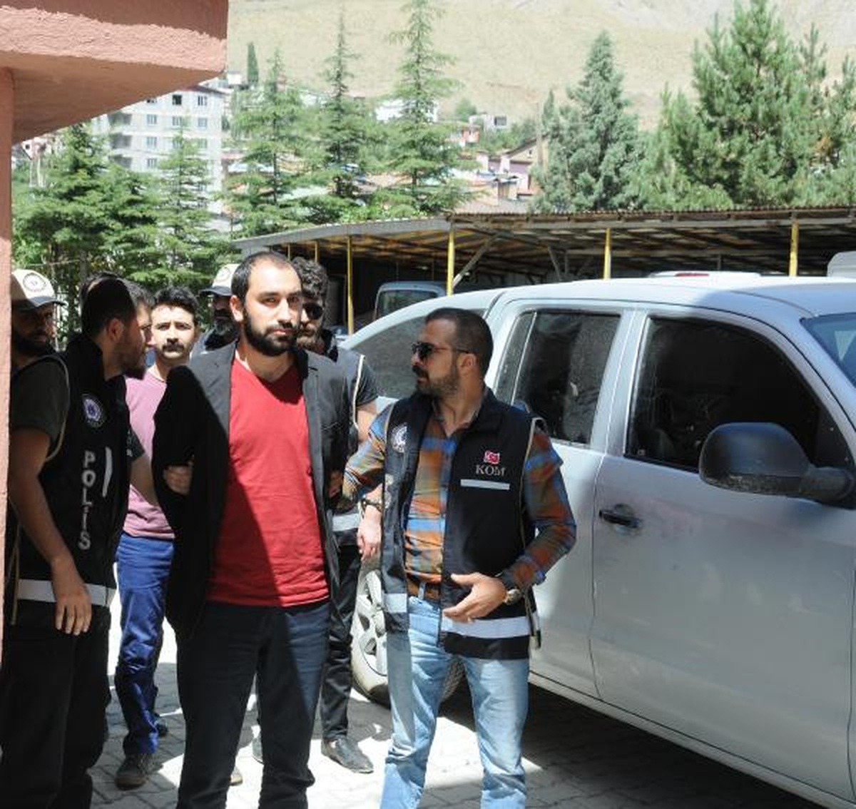 Hakkari\'de 3 Polis Adliyeye Sevk Edildi