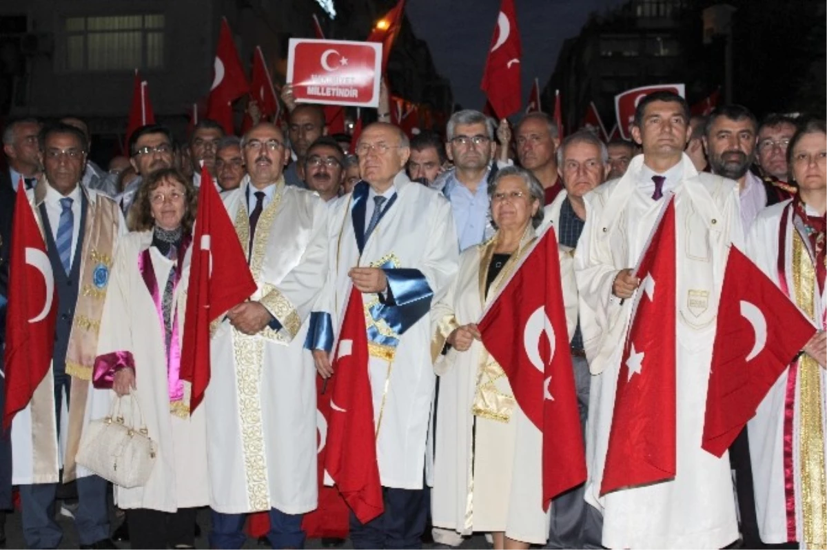 İkbu Rektörü Prof. Dr. Çağrı Erhan Darbe Girişimini Protesto Yürüyüşüne Katıldı