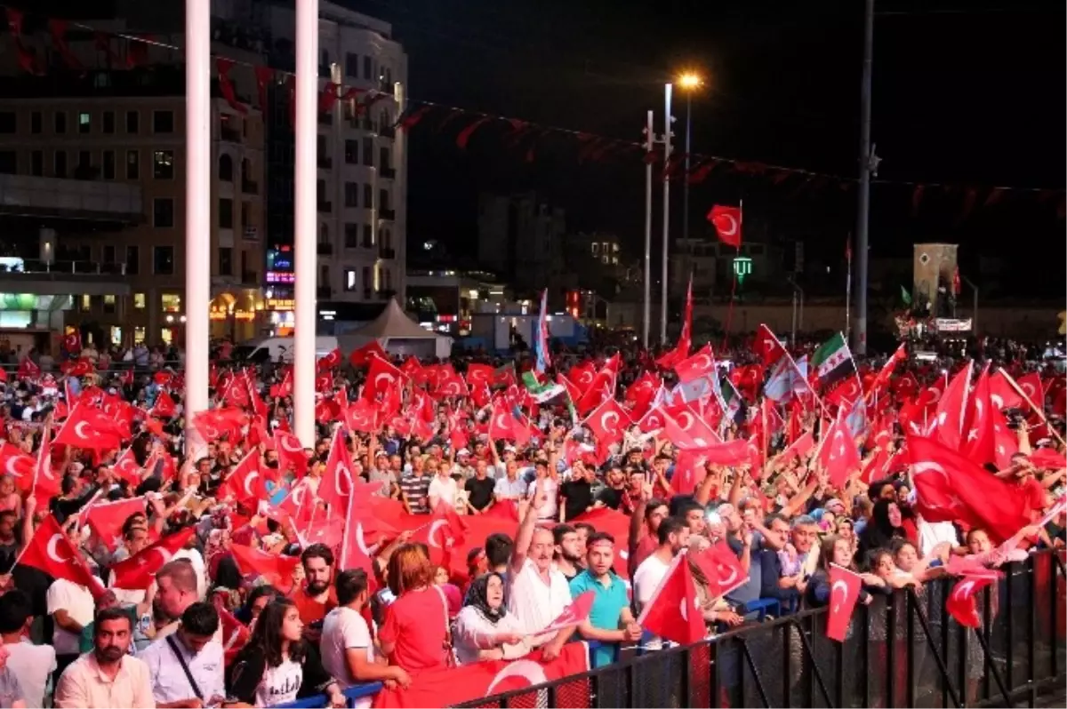 İstanbullular\'ın Demokrasi Nöbeti Devam Ediyor