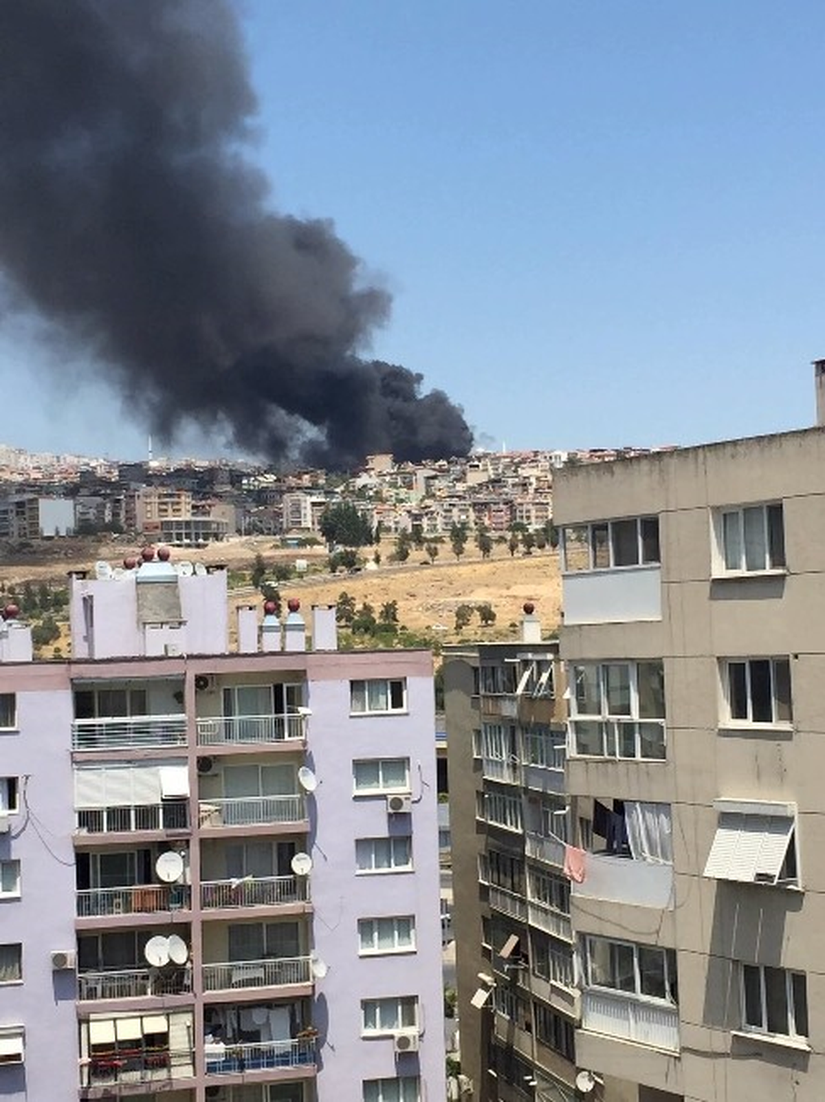 İzmir\'de Korkutan Siyah Duman