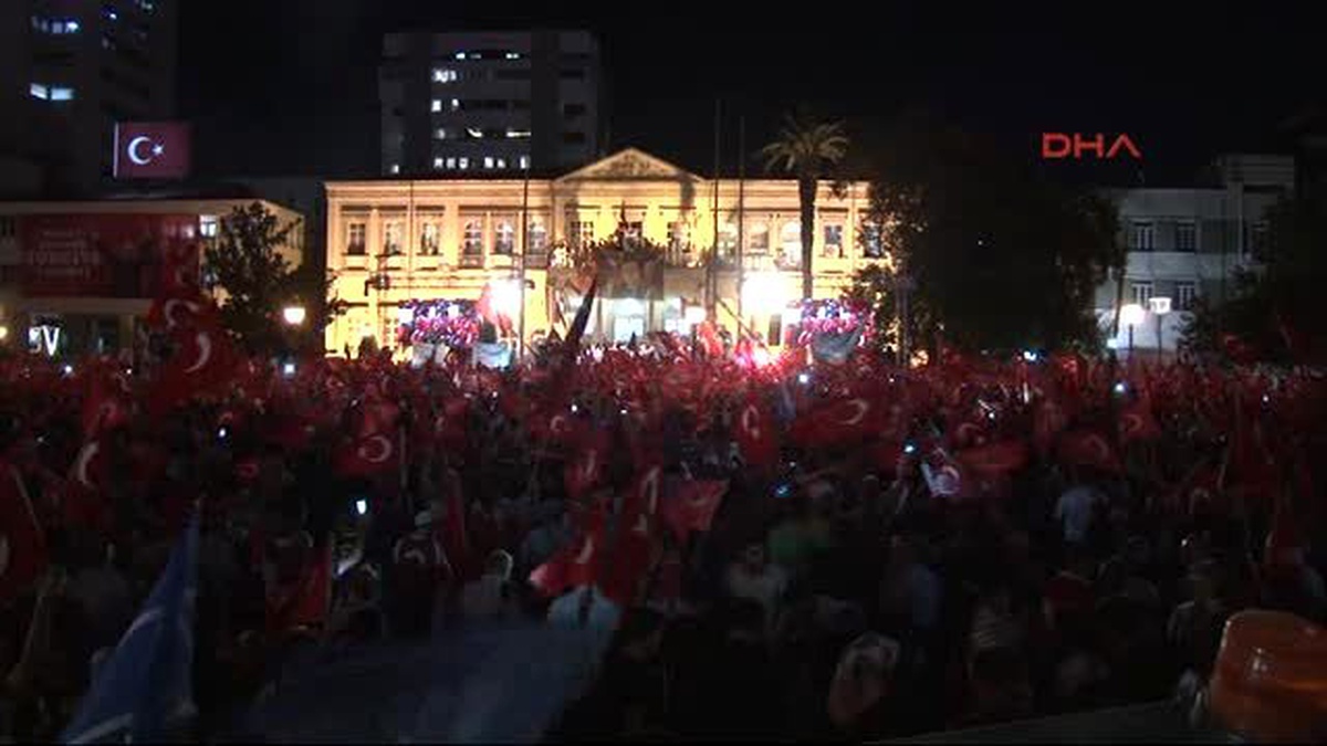 İzmir Demokrasi Nöbeti Tutan İzmirliler Cumhurbaşkanı Erdoğan\'ın Canlı Bağlantısını Bekliyor
