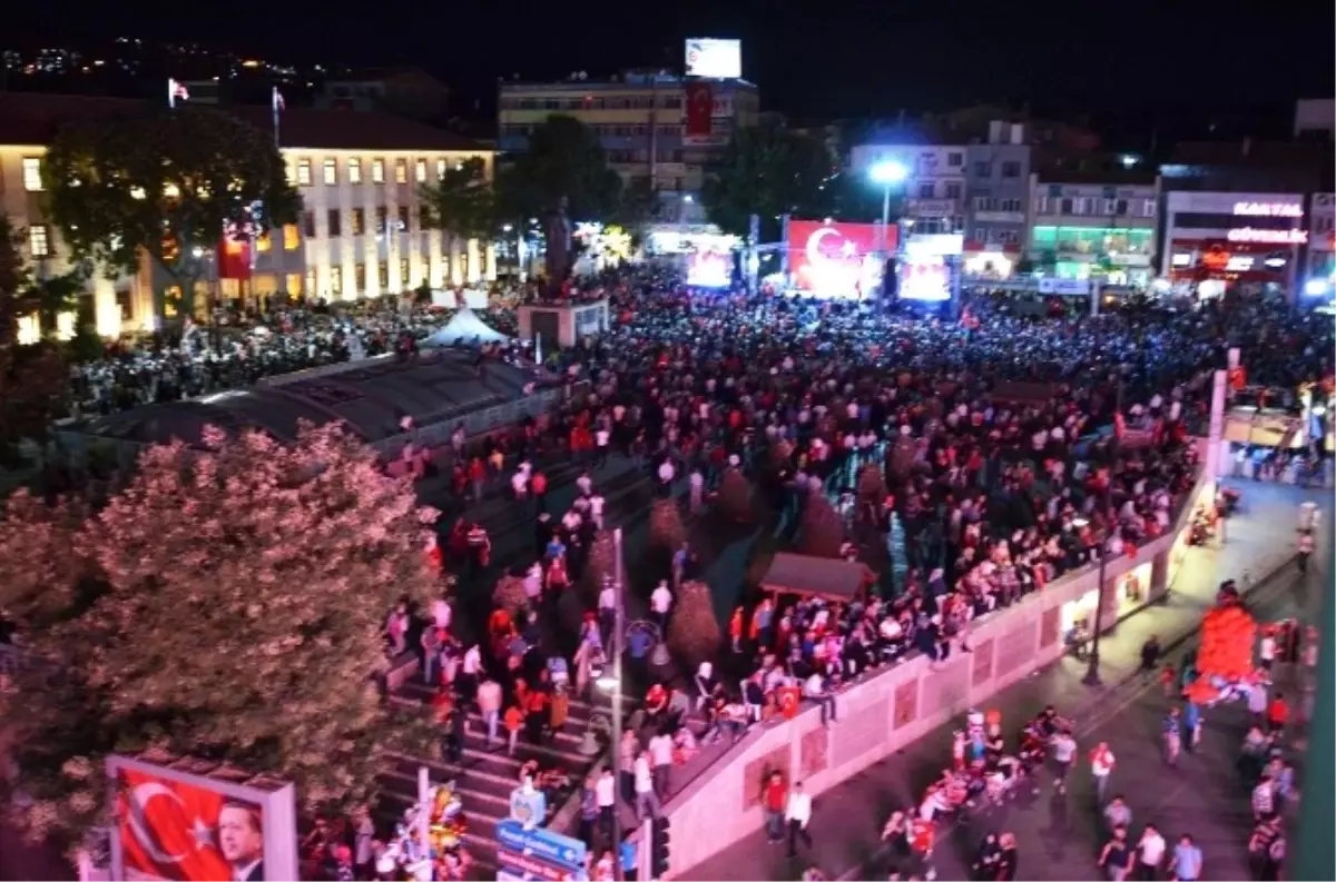 Malatya \'Milli İrade\' Nöbetinde Meydanı Boş Bırakmıyor