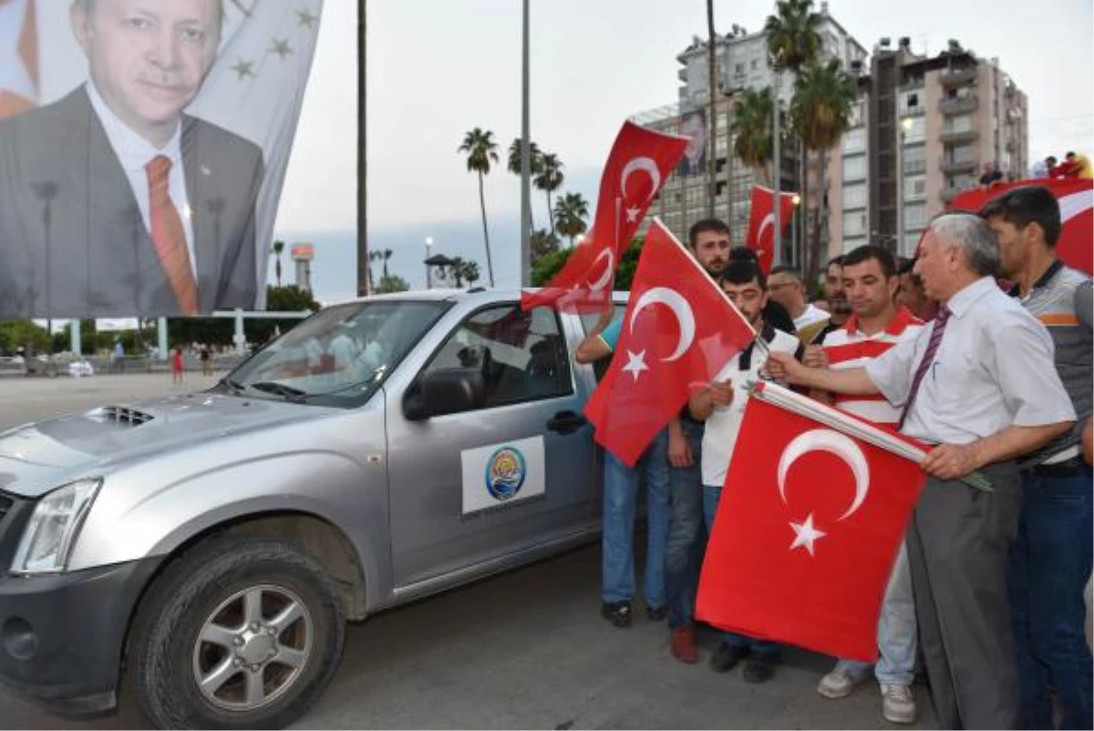 Mersin Valiliği\'nden \'Demokrasi Nöbeti\'ne Katılanlara Su ve Bayrak