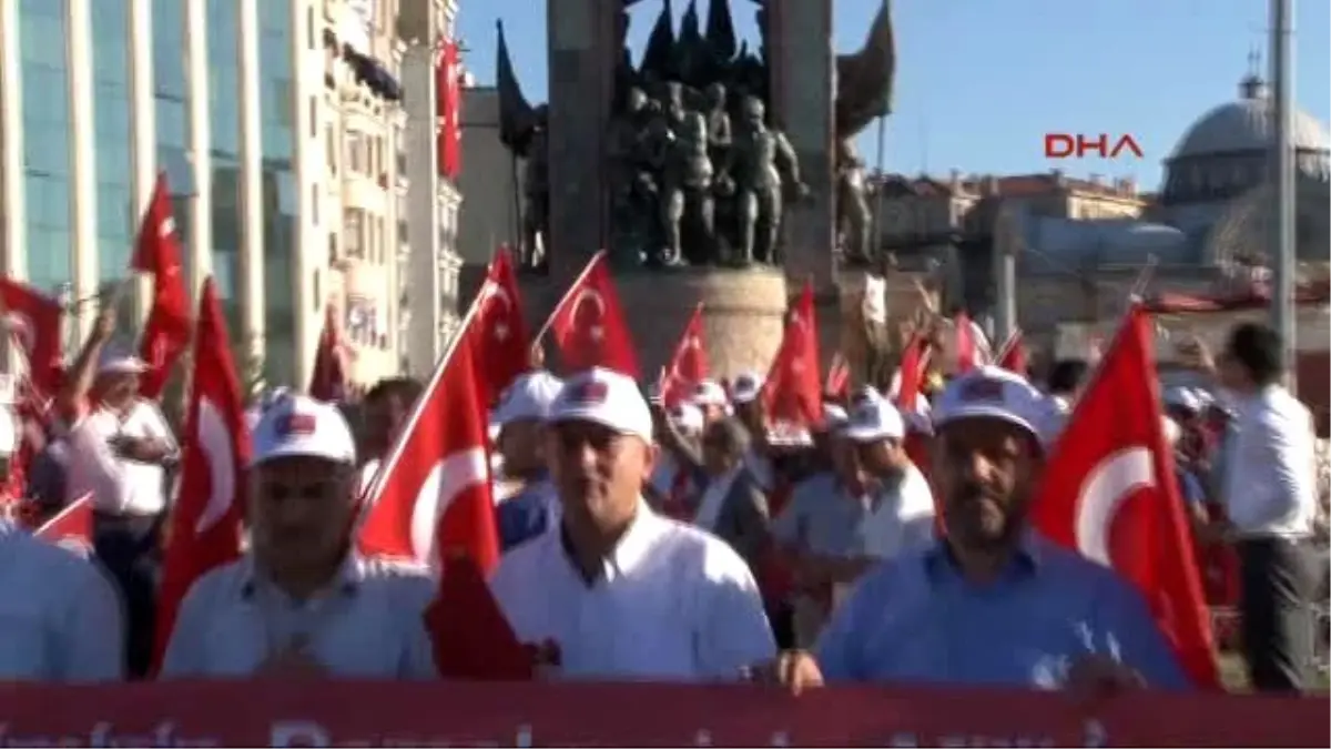 Muhtarlar Demokrasi Şehitleri İçin Yürüdü