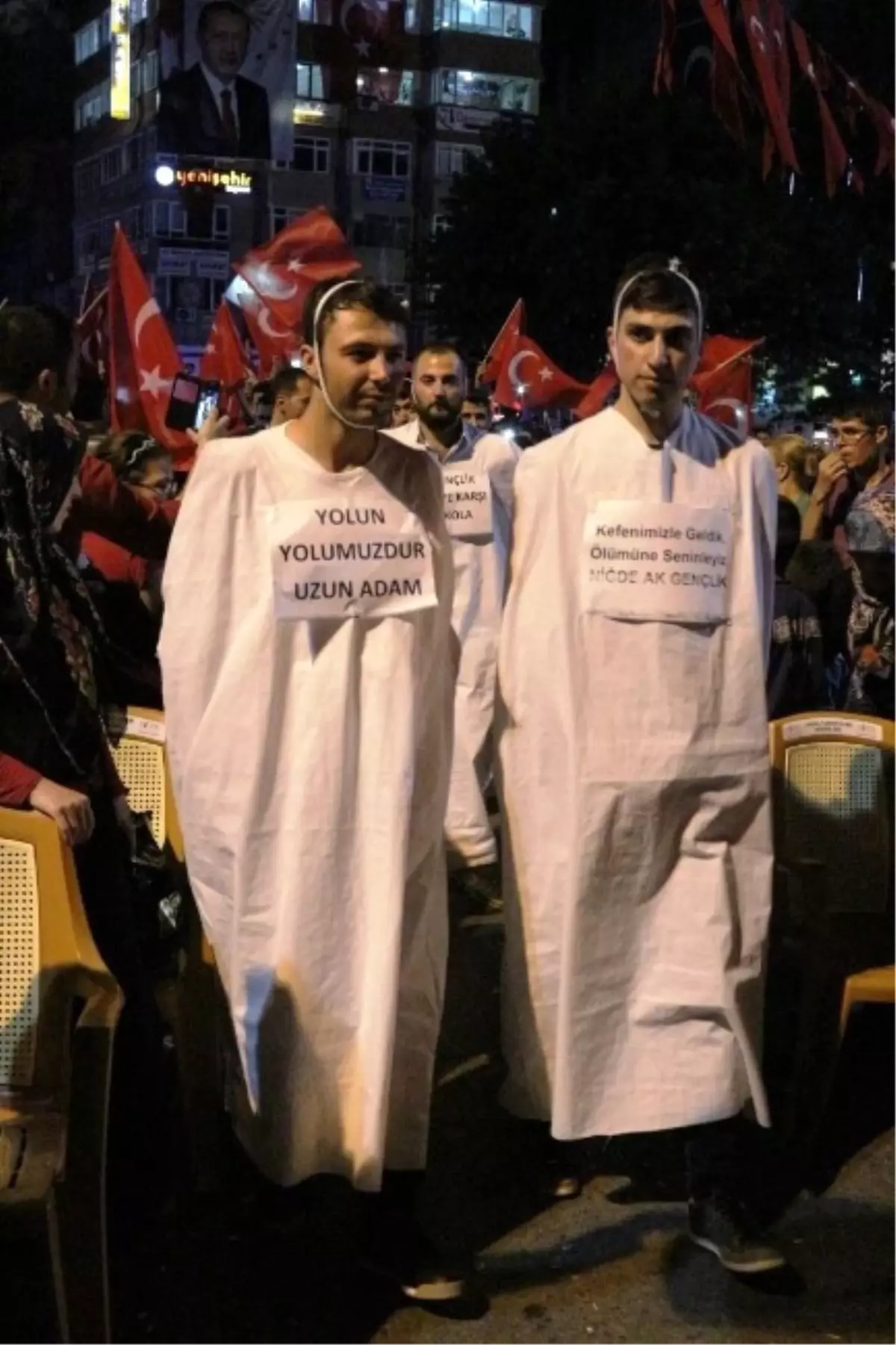 Niğde AK Parti Gençlik Kollarından Darbe Girişimine Kefenli Protesto