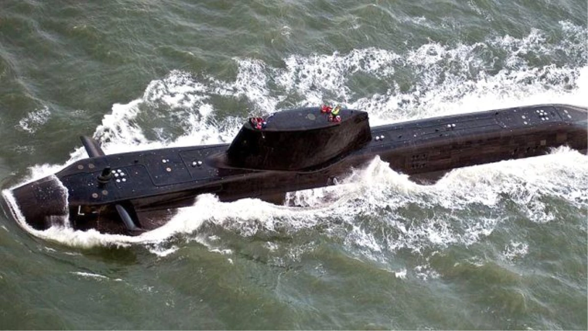 Nükleer Denizaltı Ticari Gemiyle Çarpıştı