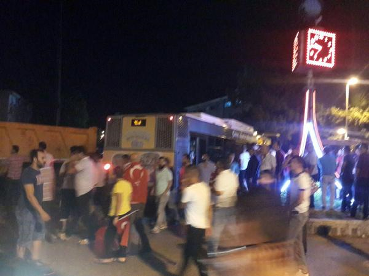 Polisler, Donanma Komutanlığı\'na Girdi (1)