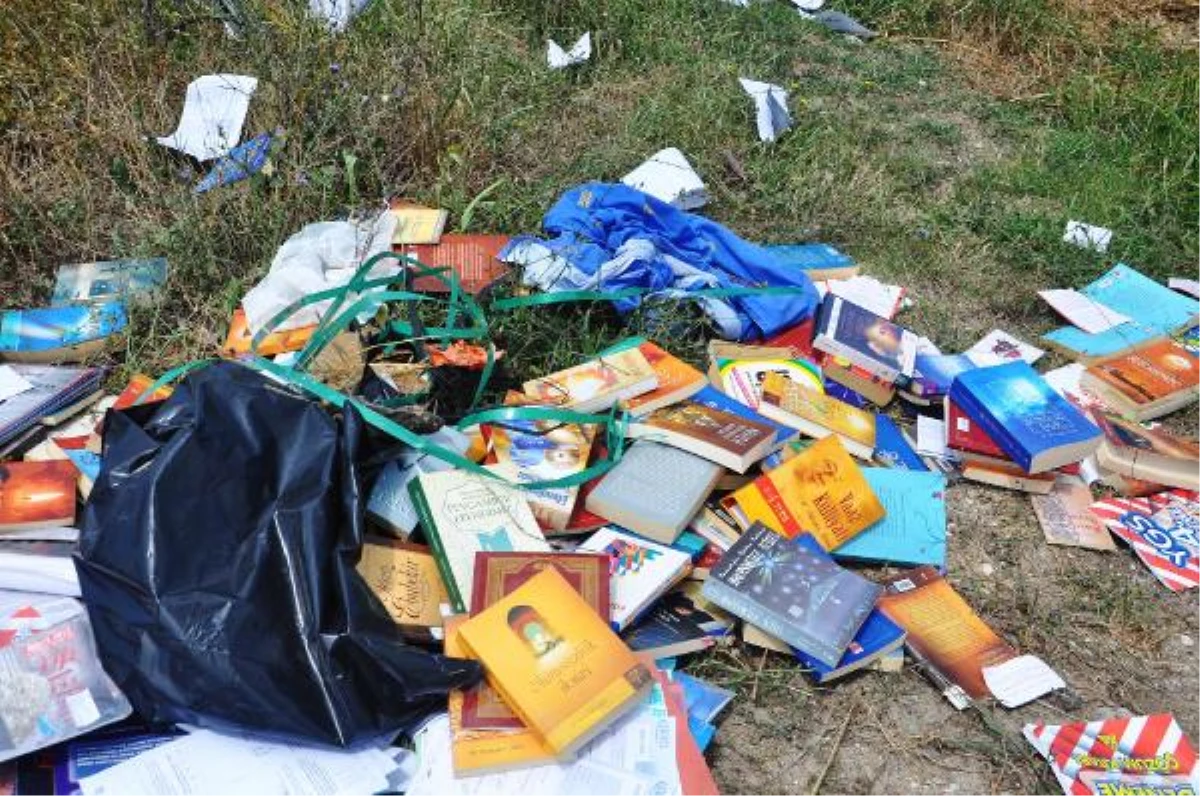 Sakarya\'da Fethullah Gülen Kitaplarını Yol Kenarına Attılar