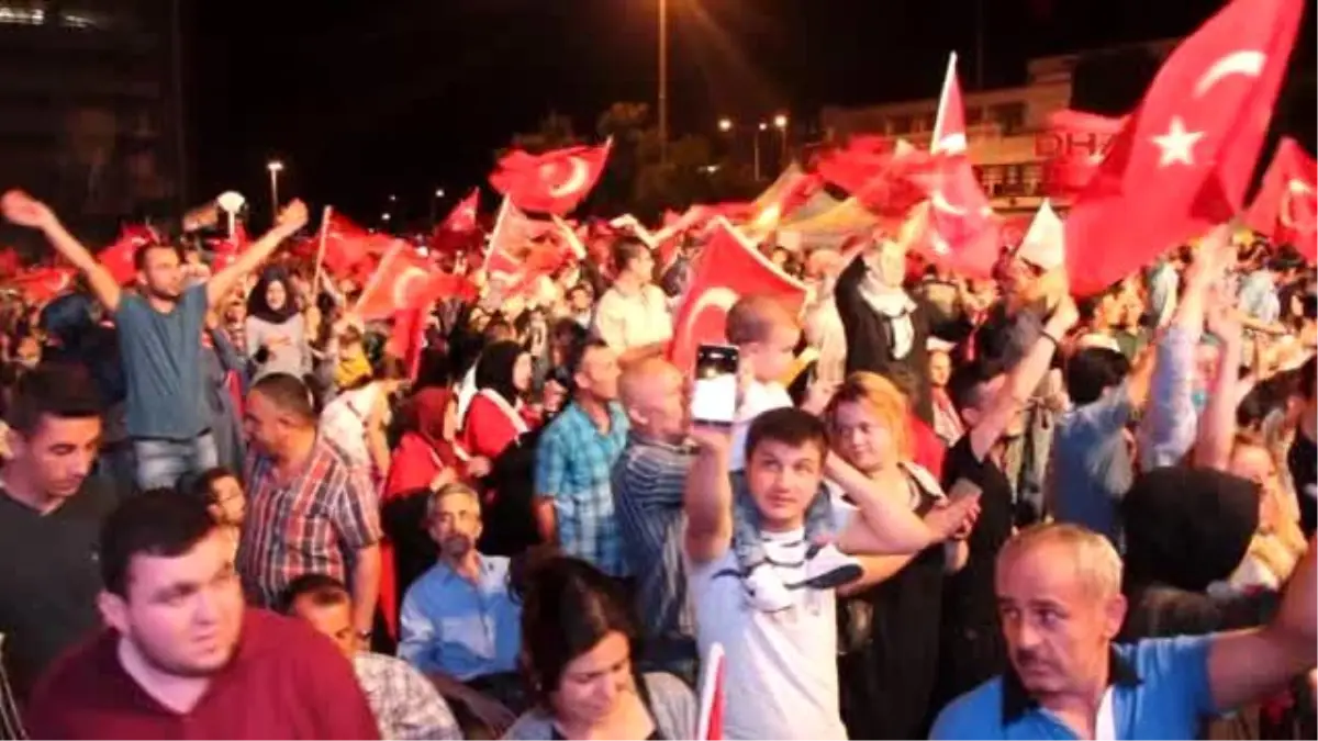 Samsun\'da Demokrasi Nöbeti Devam Ediyor