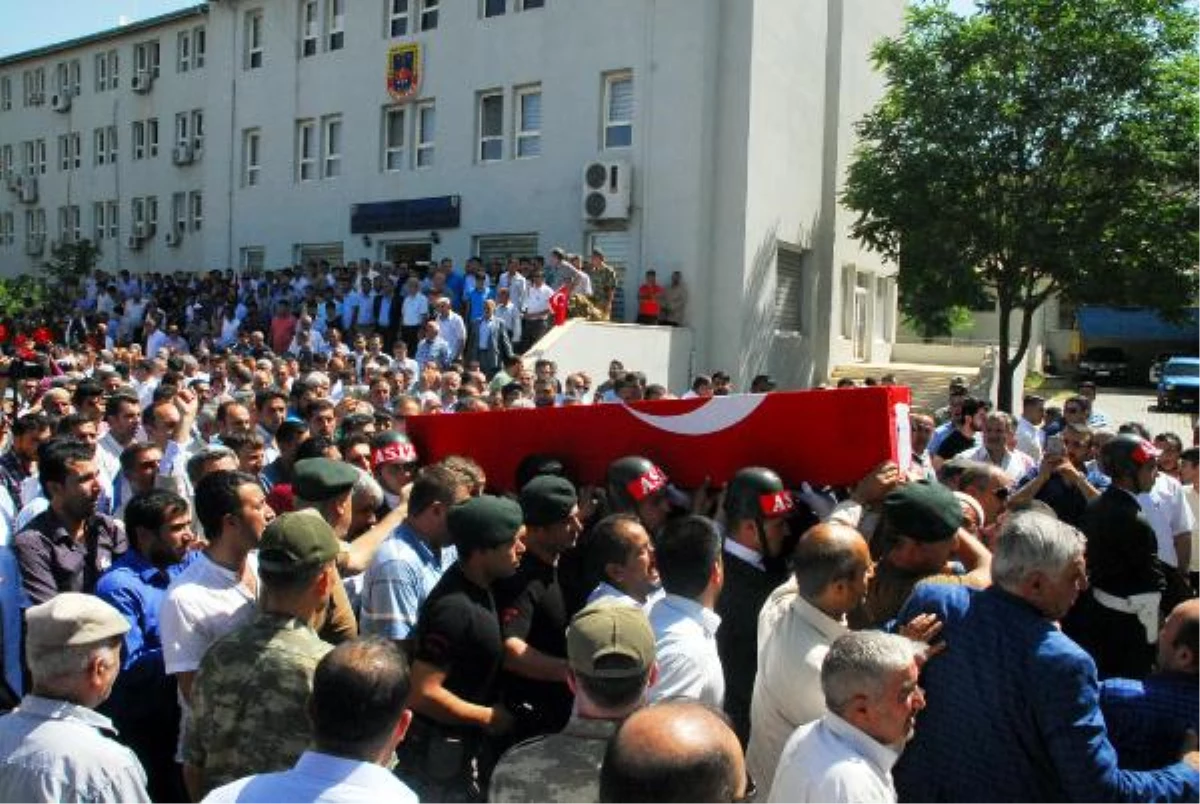 Siirt\'te Şehit Olan Köy Korucusu Törenle Uğurlandı