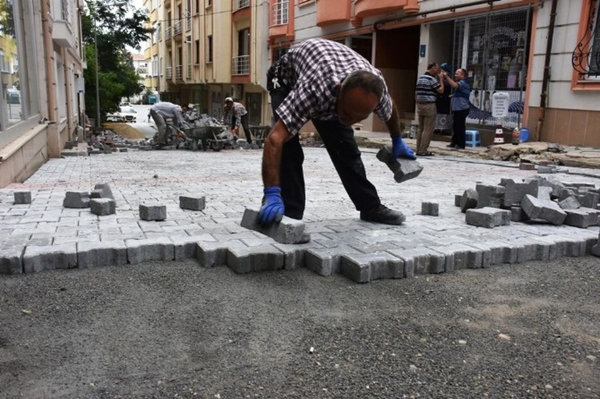 Süleymanpaşa Belediyesi\'nin Yol ve Kaldırım Yapım Çalışmaları Devam Ediyor