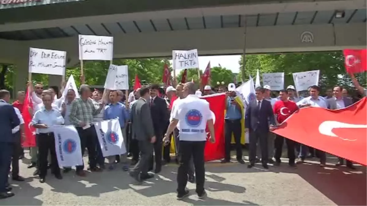 TRT Önünde "Fetö" Protestosu