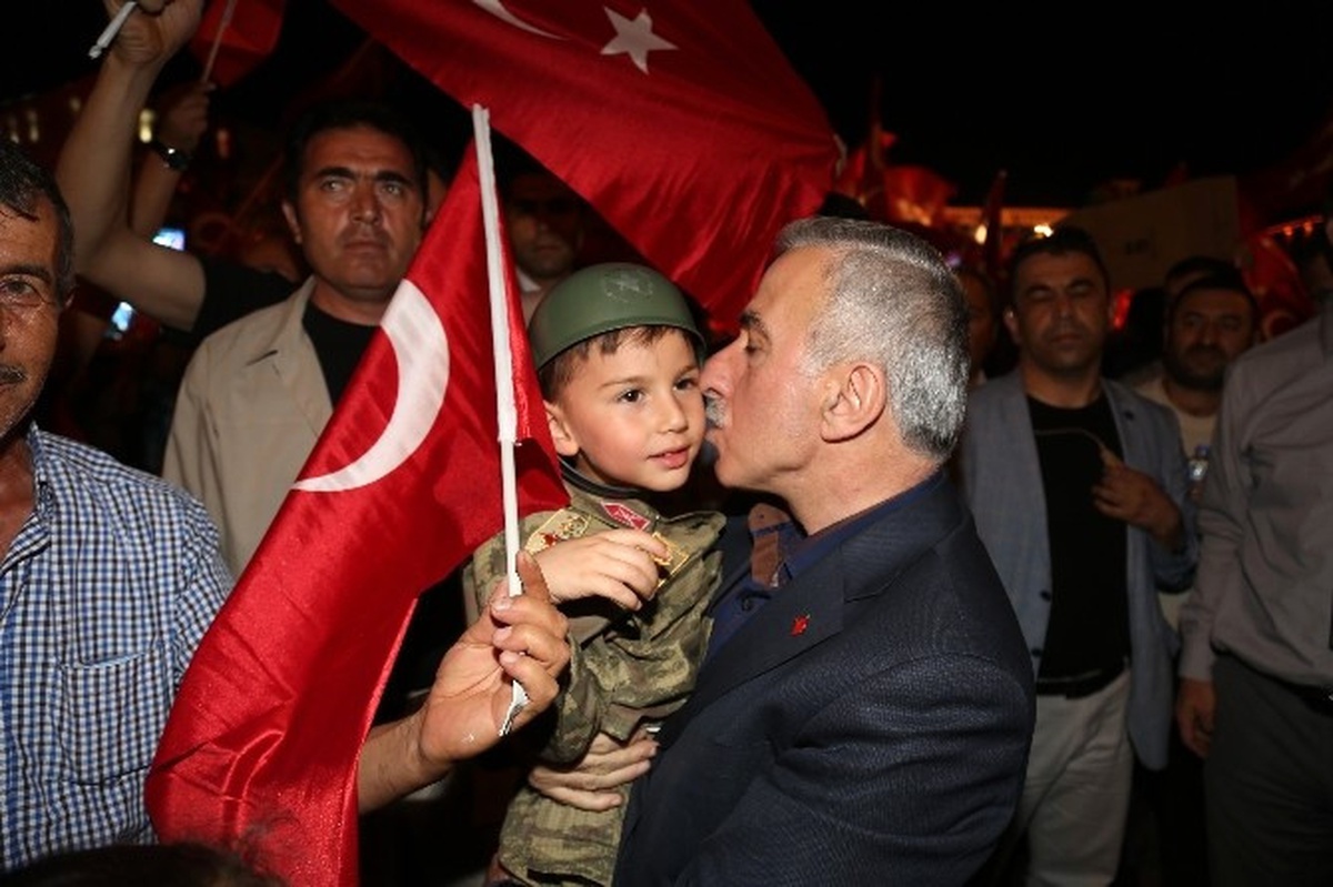 Vali Kamçı, Cumhuriyet Meydanı\'nda Vatandaşlarla Buluştu