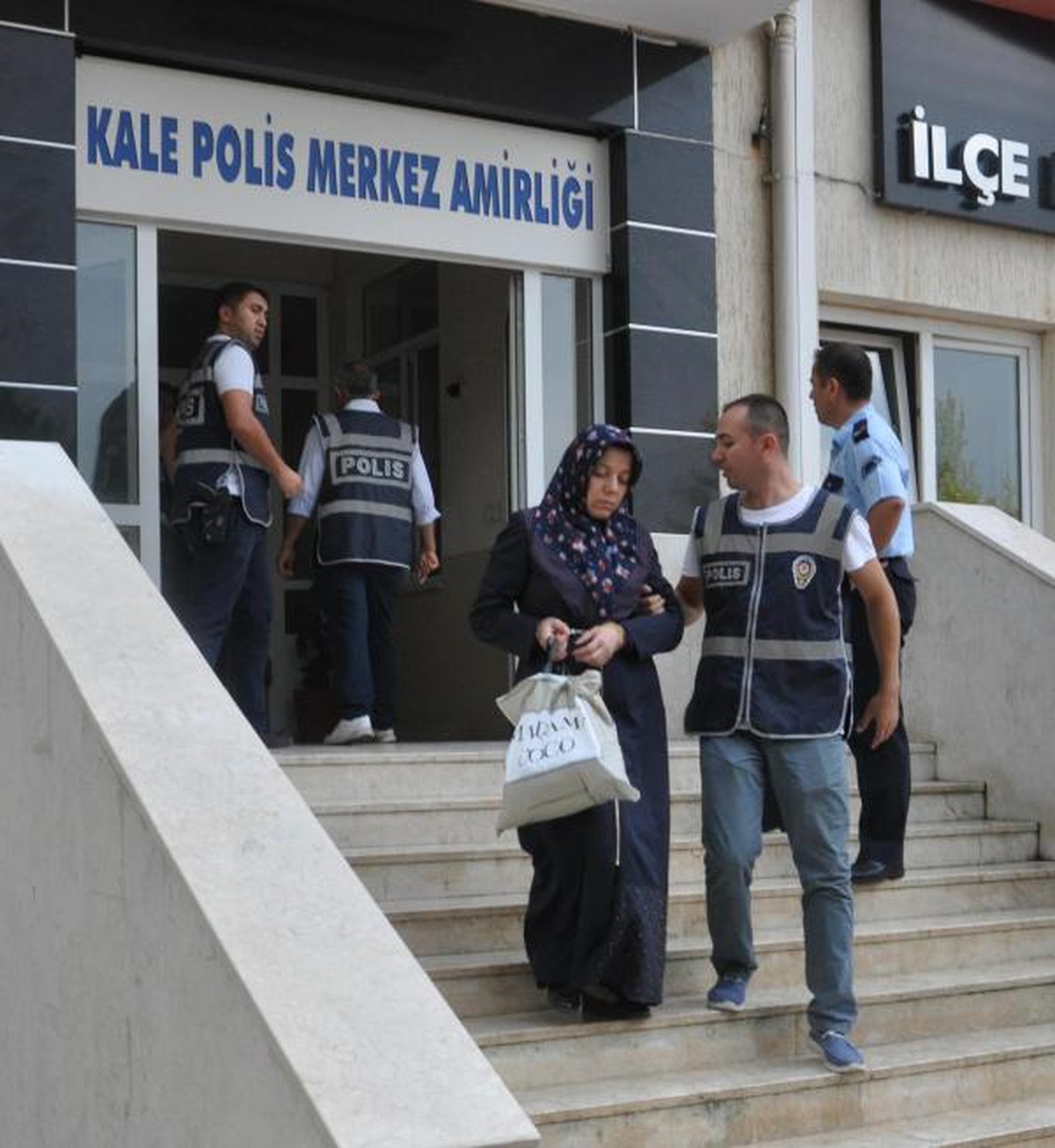 Yurtlardaki Aramada 6 Kişi Gözaltına Alınırken Birçok Belgenin Yakıldığı Anlaşıldı