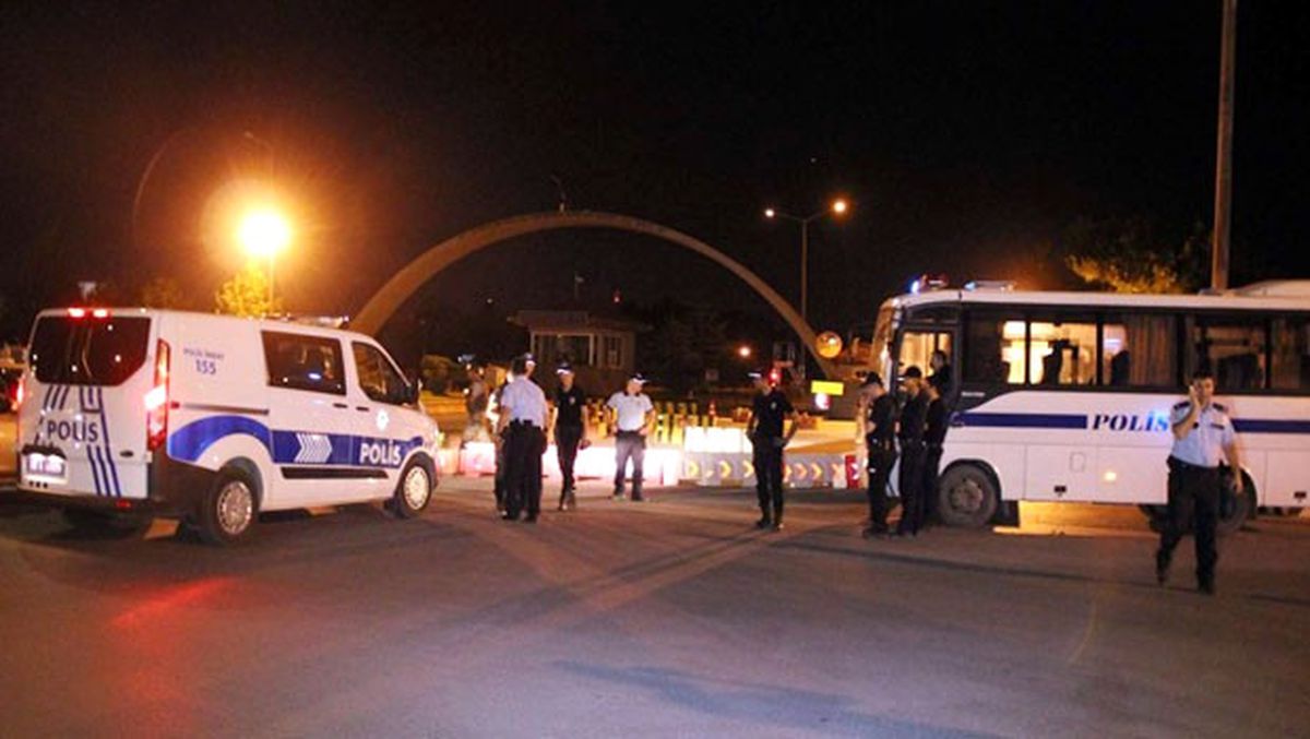 Darbe İşareti Veren Yüzbaşı: 4 Bine Yakın Ağabey Almanya'ya Kaçtı