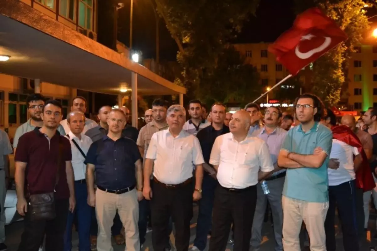 Adıyaman Üniversitesi Çalışanlarından Demokrasi Nöbetinde