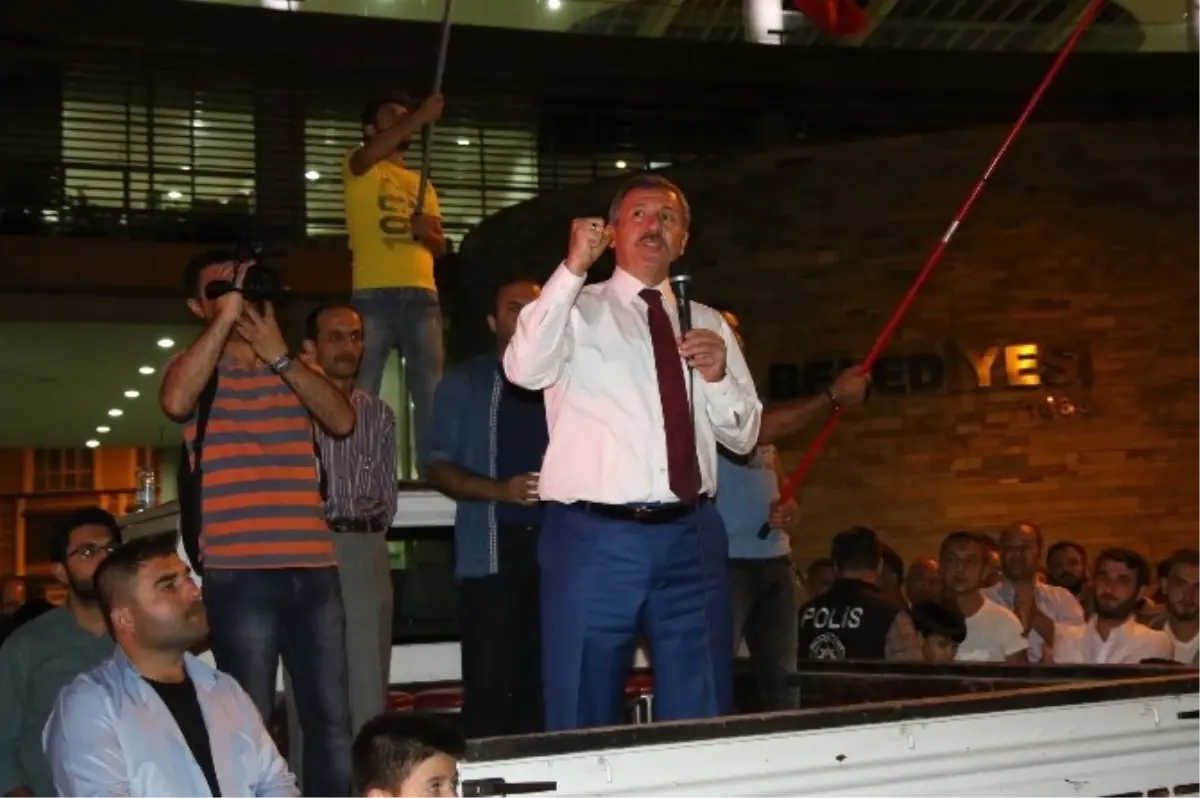 AK Parti Milletvekili Selçuk Özdağ, Meydandaki Akhisarlılara Seslendi