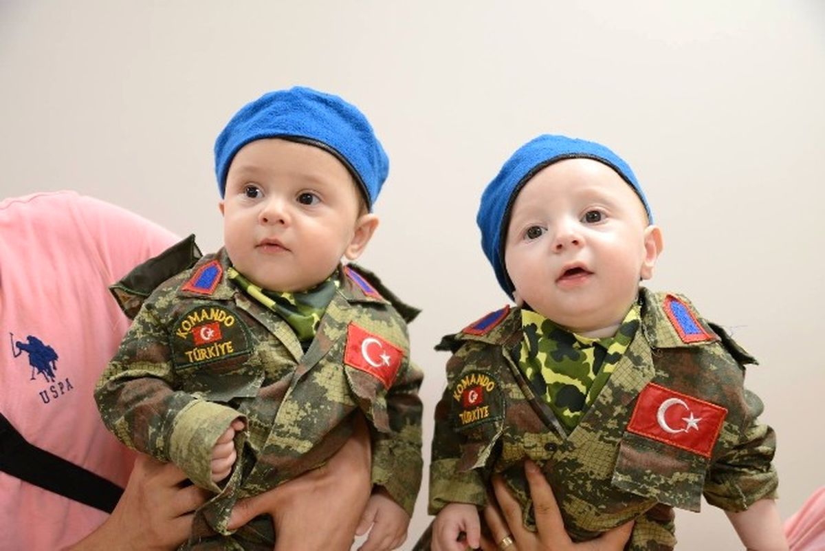 Asker İkizler Demokrasi Nöbetinde
