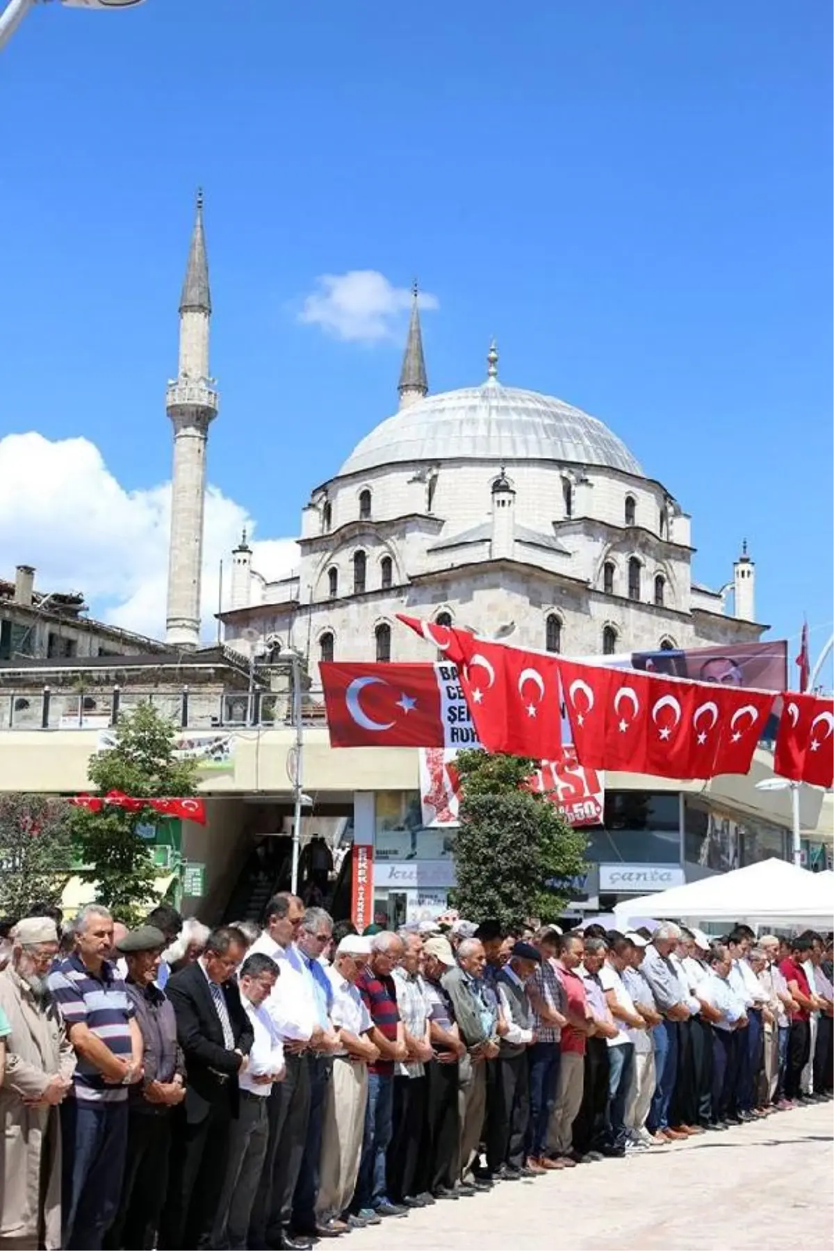 Bolu ve Düzce\'de Darbe Girişiminde Ölenlere Gıyabi Namaz