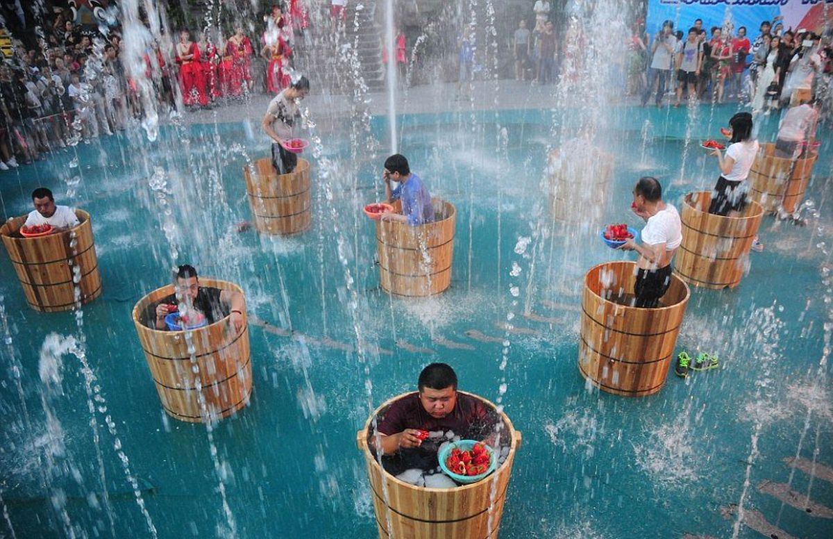 Çin'de Buz ve Ateş Festivali Düzenlendi