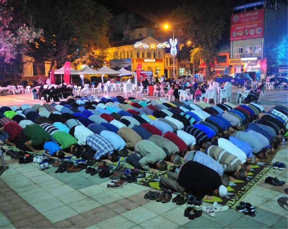 Demokrasi Nöbetinde Namaz Kıldılar