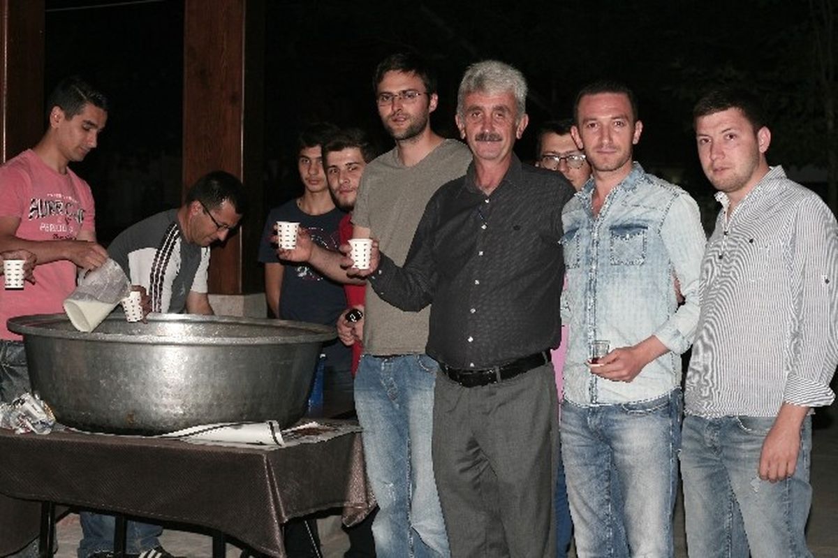 Demokrasi Nöbetine Katılanlara Sıcak Süt