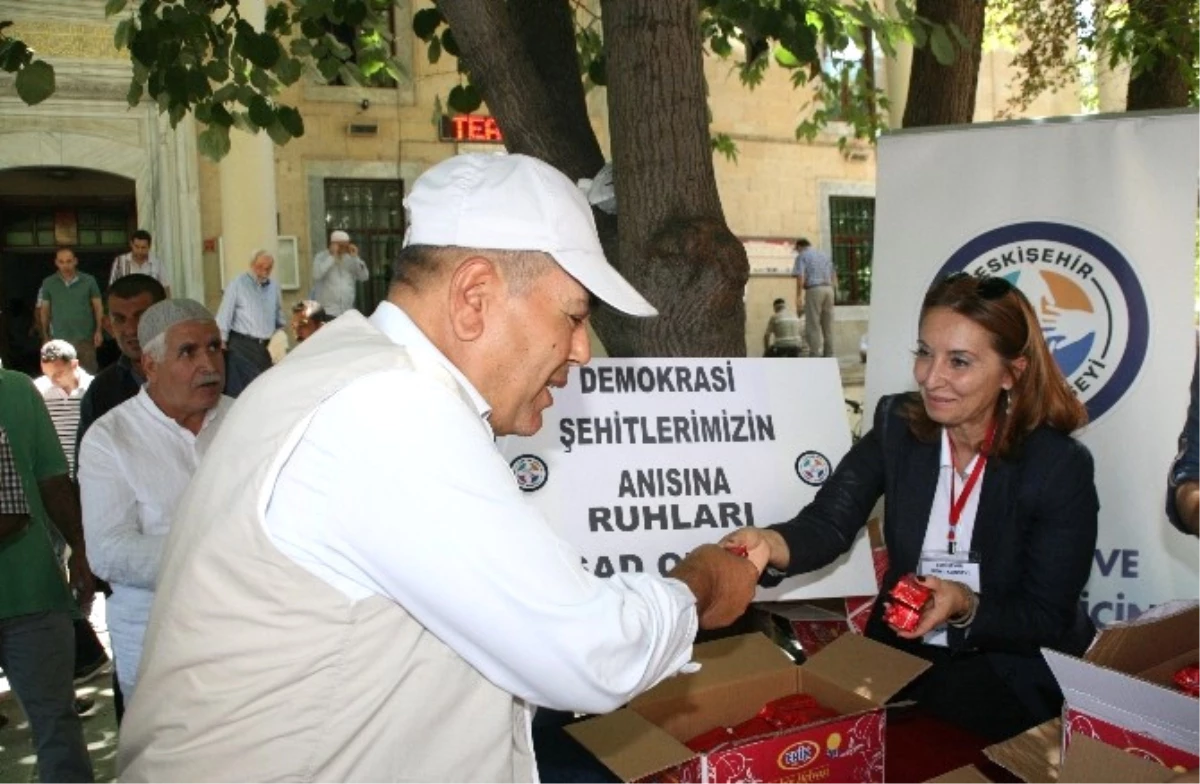 Demokrasi Şehitleri İçin Helva Dağıttılar