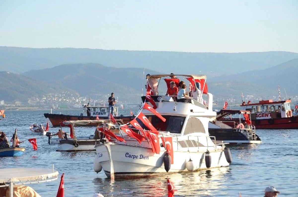 Denizci Esnafından Darbe Girişimine Tepki Korteji