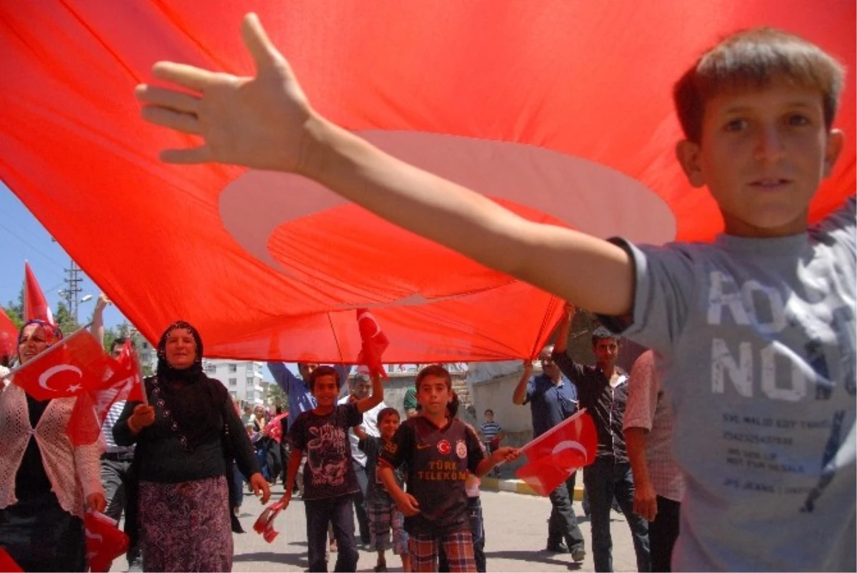 Diyarbakırlılar Türk Bayrakları ile Sokakları İnletti