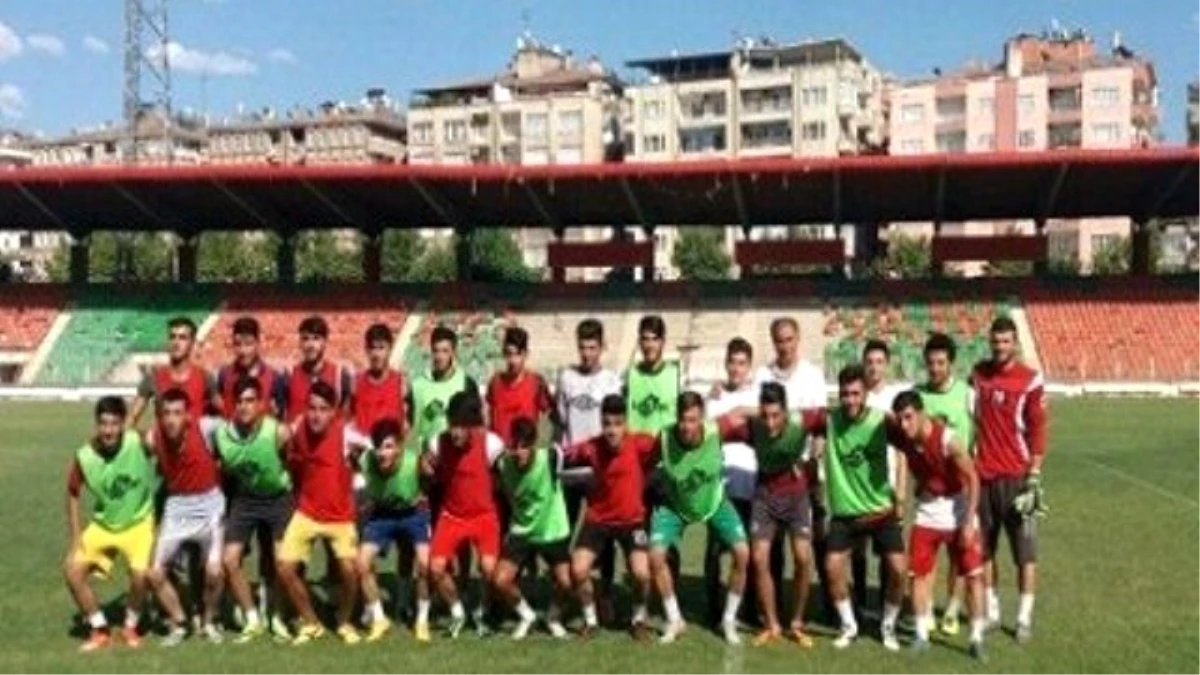 Diyarbekirspor\'da Genç Futbolcular İçin A Takıma Yükselme Maçı Yapıldı