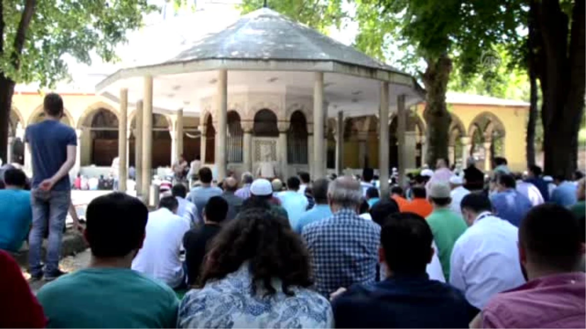 Fetö\'nün Darbe Girişimine Karşı Protesto Gösterisi Düzenledi, Şehitler İçin Cenaze Namazı Kılındı.