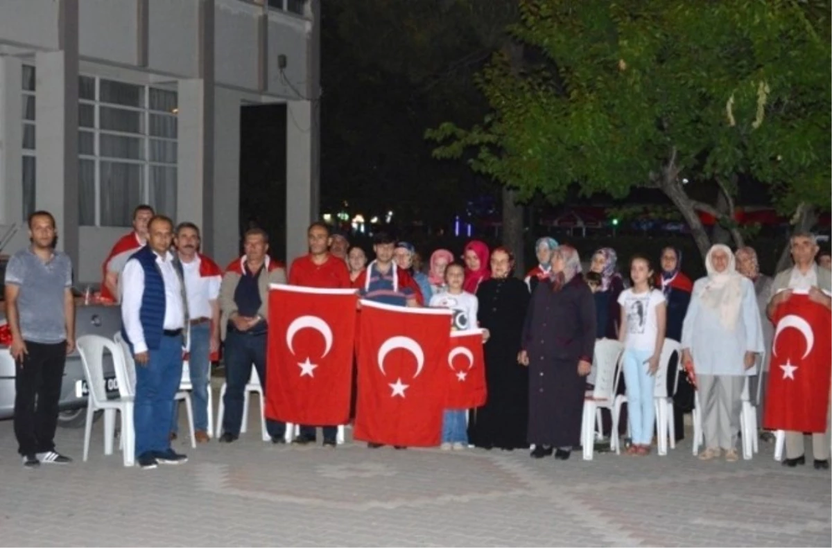 Gediz\'de Her Akşam Demokrasi Nöbeti