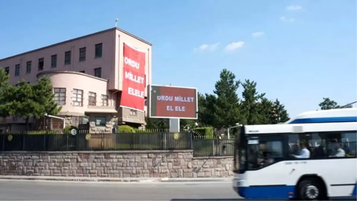 Genelkurmay\'a \'Ordu Millet El Ele\' Yazılı Afişler Asıldı