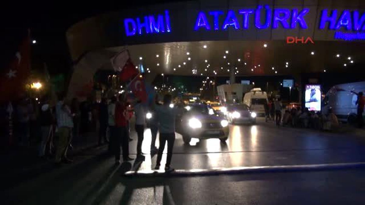 Havalimanında Tırlarla Darbe Girişimi Protestosu