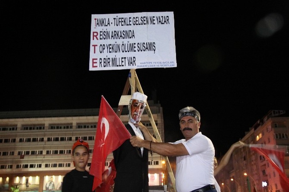 Kocaeli\'de Demokrasi Nöbetine Katılan Vatandaşlar Fetö\'ye Lanet Okudu