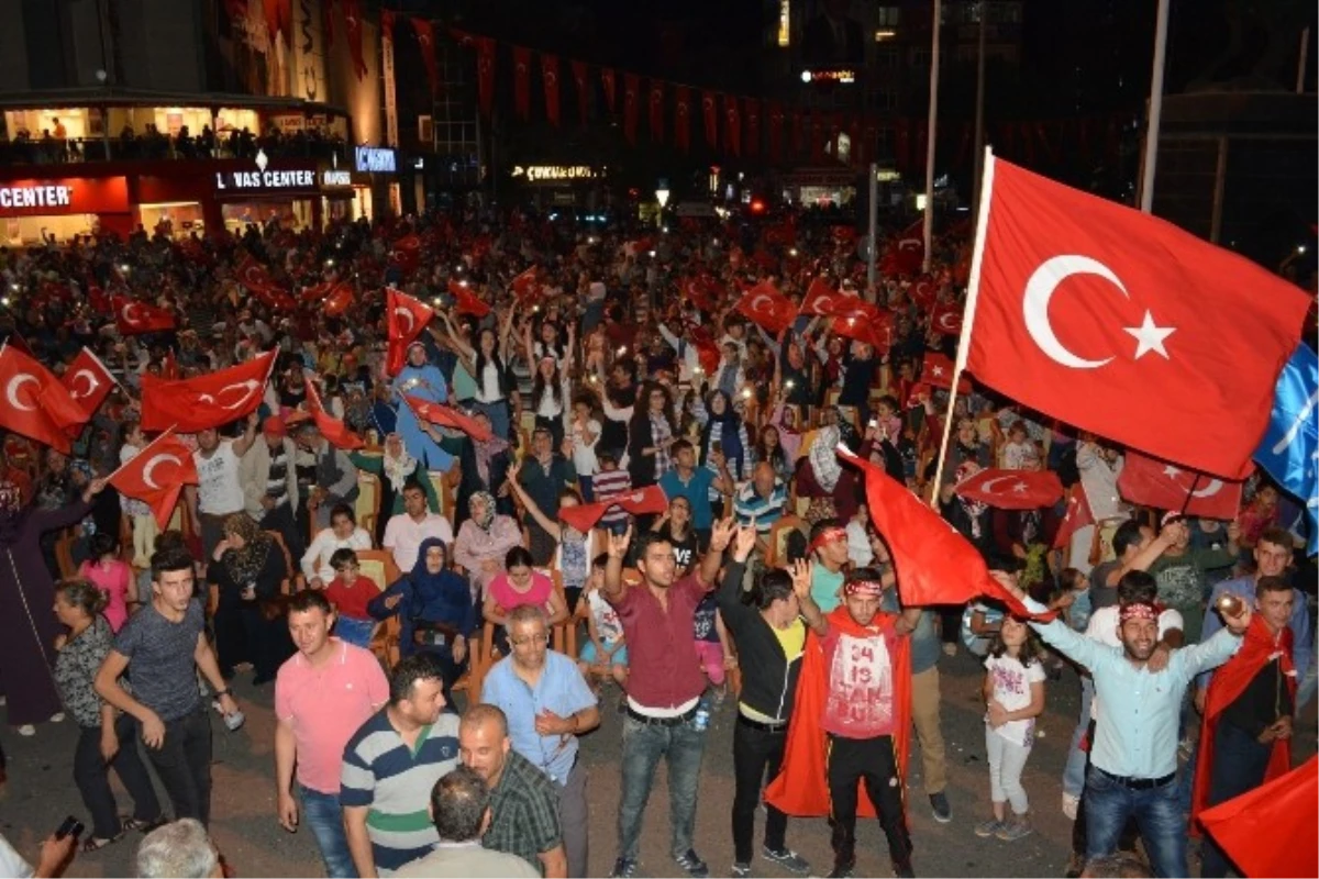 Niğde\'de CHP ve AK Parti İl Başkanları Demokrasi Nöbetinde