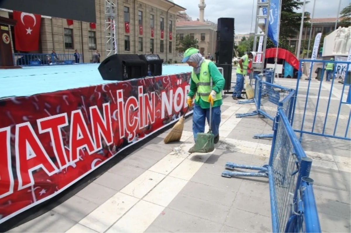 Odunpazarı Belediyesi, Vilayet Meydanını Demokrasi Nöbetlerine Tertemiz Hazırlıyor