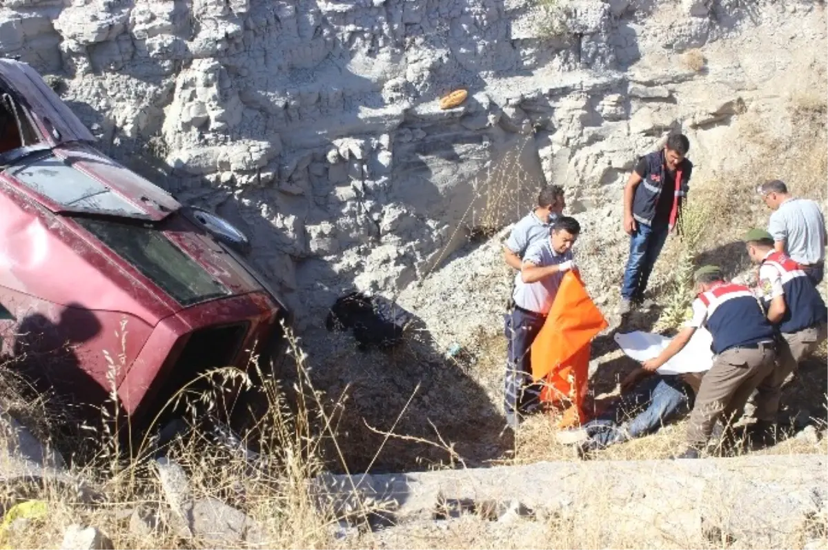 Otomobil Kayalıklara Çarptı: 2 Ölü