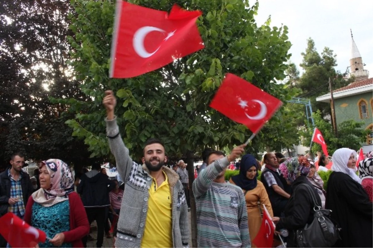 Pazaryeri Halkı Darbe Girişimine Tepki Gösterdi