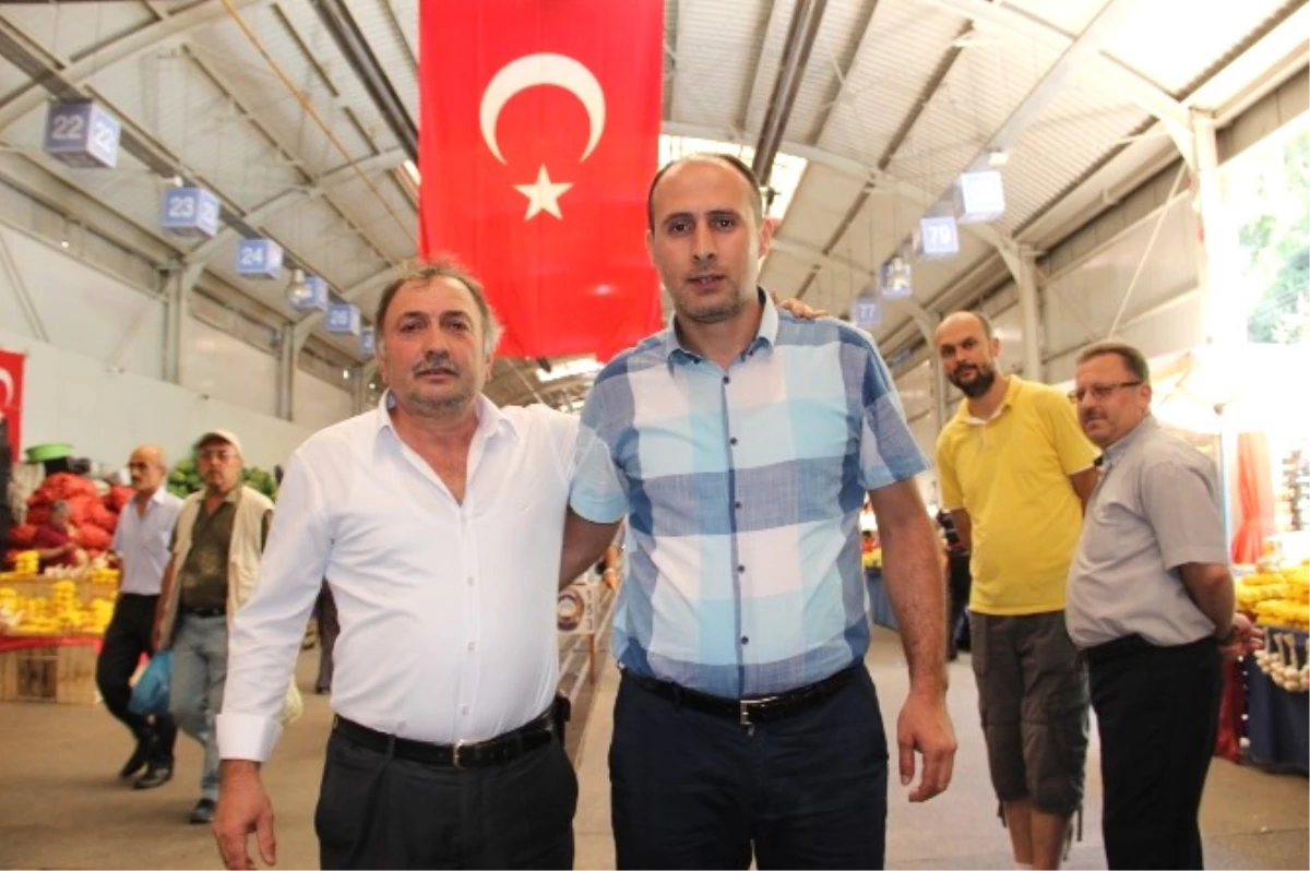 Pazaryerini Türk Bayrakları ile Süsleyip Darbe Girişimine Tepki Gösterdiler