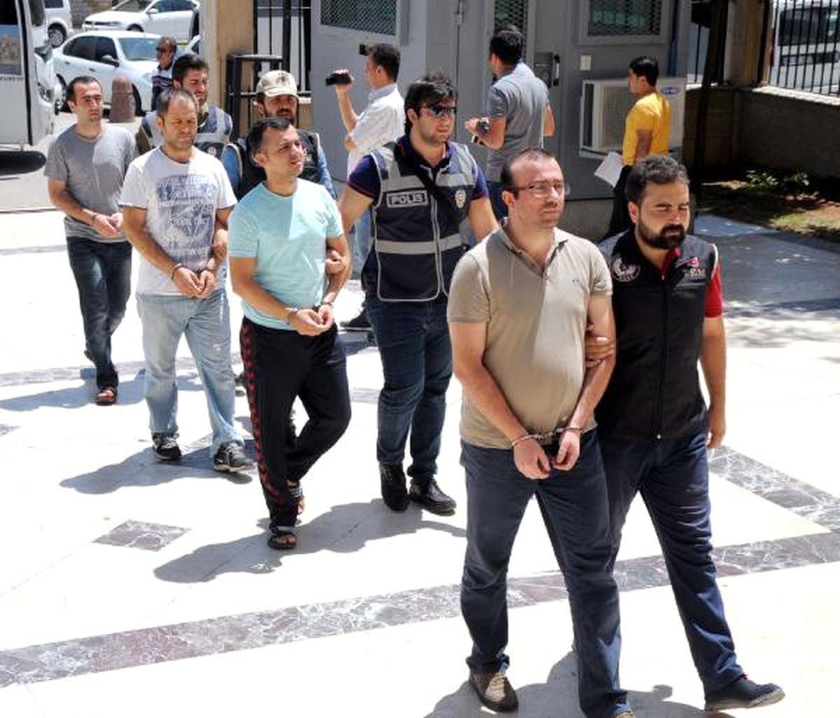 Şanlıurfa\'da 30 Polis Adliyeye Çıkarıldı