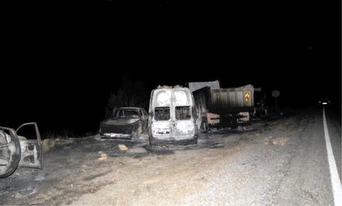Tunceli\'de Yol Kesen PKK\'lı Teröristler, Araçları Yaktı